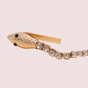 Chaîne de cheveux serpent dorée avec queue en strass et tête à motif pour coiffure élégante