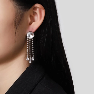 Orecchini a nappa lunga con strass e pendenti in cristallo argento indossati