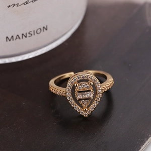 Bague réglable élégante en cuivre avec zircone cubique en forme de poire serti pavé