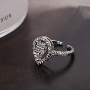 Bague goutte argentée élégante avec diamants pavés et pierres rectangulaires, ajustable