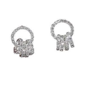 Boucles d'oreilles élégantes en strass avec cercles entrelacés en finition argent