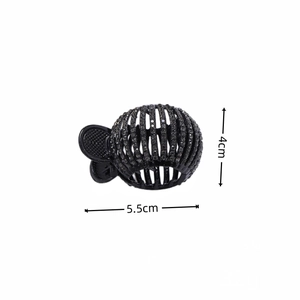 Détail macro de la pince à cheveux nid d'oiseau aux strass noirs, 5,5cm x 4cm