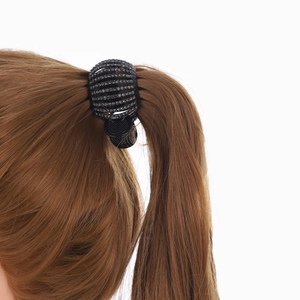 Vue détaillée de la pince à cheveux noire avec strass pour maintien de queue de cheval