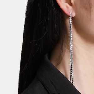 Boucles d'oreilles pendantes argentées avec doubles rangées de strass sur modèle