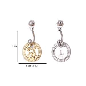 Set di piercing all'ombelico color oro e argento con ciondoli a moneta incisi