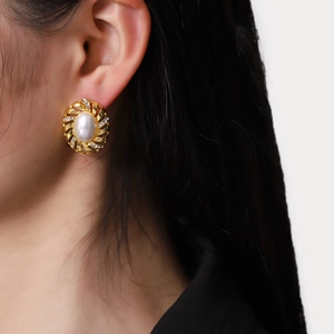 Vintage style gold-plated oval pearl stud earrings with crystal accents for women