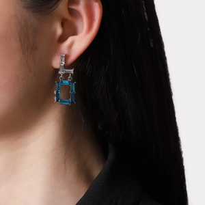 Orecchini asimmetrici in argento con pietre preziose blu e cristalli di zircone