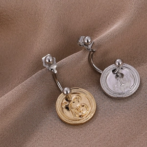 Orecchini a cerchio vintage con monete in oro e argento e lettere in rilievo