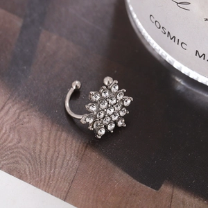 Vista macro dell'ear cuff a fiocco di neve in argento S925 con zirconi cubici incastonati