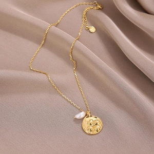 Sautoir doré avec pendentif trèfle à quatre feuilles et perle naturelle sur de la soie