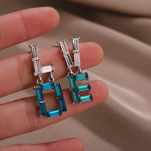 Orecchini asimmetrici a forma di lettere LOVE con cristalli blu e chiari in argento