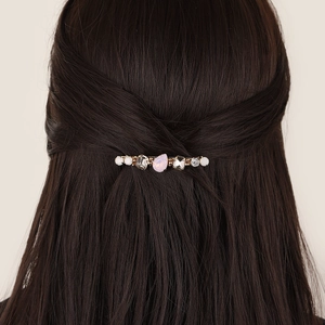 Barrette à cheveux élégante avec strass et cristal rose sur cheveux foncés