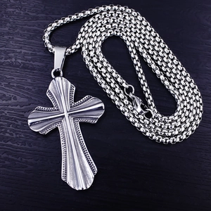Collier avec pendentif croix en acier inoxydable punk vintage et chaîne à mailles carrées