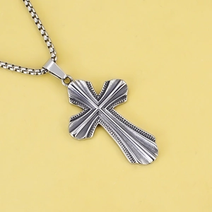 Collier croix vintage en acier inoxydable avec motif texturé et chaîne vénitienne
