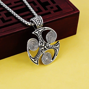 Collana con pendente Triskelion celtico vintage con dettagli a nodo e catena a scatola