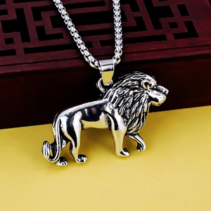 Pendentif lion en acier inoxydable argenté avec une chaîne maille vénitienne