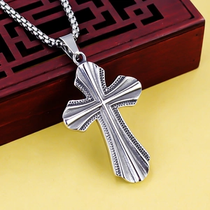 Collier avec pendentif croix en acier inoxydable, relief texturé sur une chaîne box