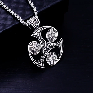 Collana da uomo con ciondolo triscele in acciaio e motivi a nodi celtici retro