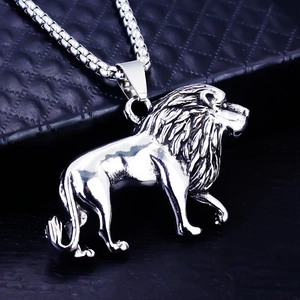 Collier avec pendentif lion poli en acier inoxydable et chaîne box sur fond en cuir