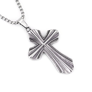 Détail d'un pendentif croix en acier inoxydable argenté avec textures en éventail et chaîne