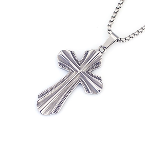Vue détaillée du pendentif croix à rainures radiales et de sa chaîne box en acier