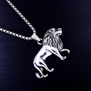 Détails des muscles du pendentif lion sur une chaîne de collier en acier inoxydable argenté