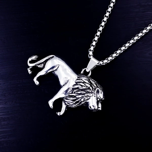 Vue macro détaillée d'un pendentif lion en relief sur un collier à chaîne maille vénitienne