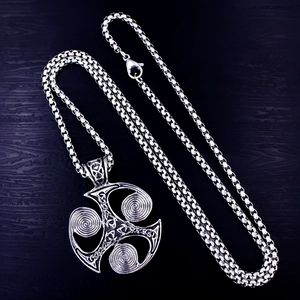 Pendente Triscele celtico vintage in acciaio argento su una collana a catena box