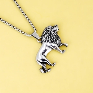 Détail du collier pendentif lion en argent vintage avec chaîne box pour hommes et garçons