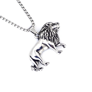 Pendentif lion en acier inoxydable poli avec crinière et chaîne à mailles carrées