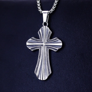 Pendentif croix vintage en acier inoxydable avec motif texturé sur chaîne box