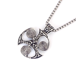 Dettaglio del ciondolo a spirale triscele celtica su una collana a catena veneziana
