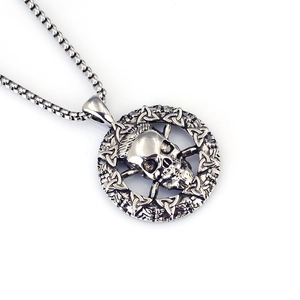 Détail macro du pendentif nœud celtique vintage avec crâne en acier inoxydable antique