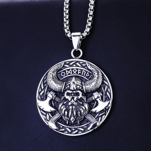 Collana guerriero vichingo vintage con doppie asce e simboli runici finitura argento