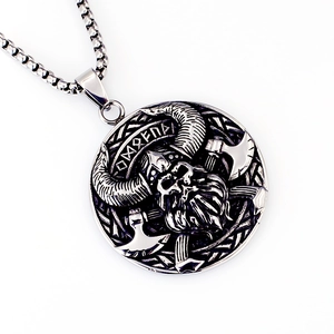 Collana vintage teschio guerriero vichingo con doppie asce in argento antico