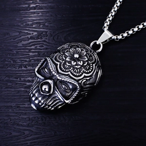 Collier tête de mort vintage en acier inoxydable avec gravure mandala détaillée