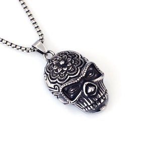 Collier avec pendentif tête de mort rétro en acier inoxydable et motifs mandala gravés