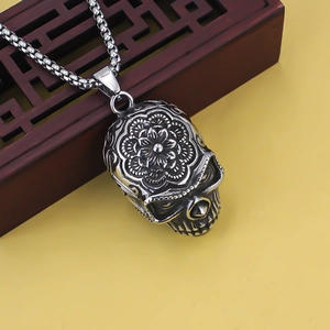 Détail du pendentif crâne vintage montrant des gravures mandala complexes sur l'acier
