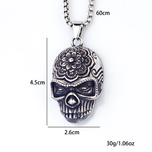 Pendentif tête de mort vintage argenté avec gravures florales sur chaîne acier