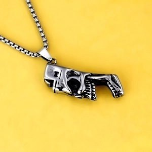 Collana con ciondolo a teschio in acciaio inossidabile stile punk su sfondo giallo