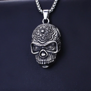 Pendentif tête de mort rétro en acier inoxydable avec gravure mandala et chaîne box