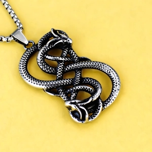 Collana vichinga a doppio drago in acciaio vintage con dettagli di squame intrecciate