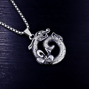 Detailaufnahme des Vintage Drachen Edelstahl-Anhängers an einer eleganten Box-Kette