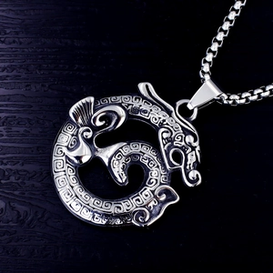 Retro-Anhänger aus Edelstahl mit Drachenmotiv und Vintage-Silberfinish auf schwarzem Stoff