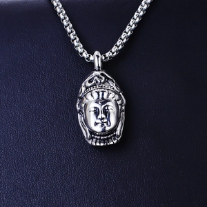 Detailaufnahme von Retro-Silber-Buddha-Kopf-Anhänger mit feiner Gesichtschnitzerei