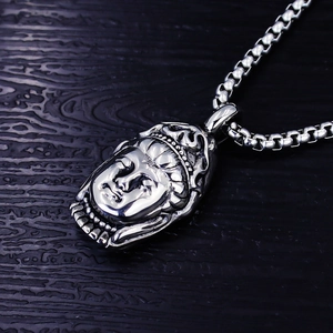 Nahaufnahme der silbernen Retro-Buddha-Halskette mit massiver Boxkette aus Edelstahl