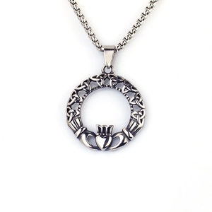 Edelstahl Keltische Claddagh-Halskette mit Händen, die ein gekröntes Herz halten