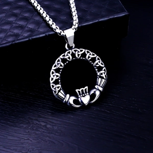 Silberne keltische Claddagh Halskette mit Triquetra Knoten und Boxkette auf Schmuckbox