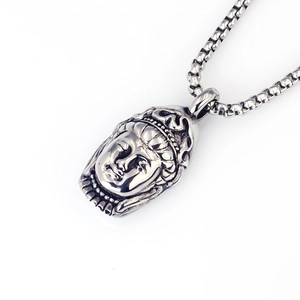 Vintage Buddha-Kopf Anhänger in Silber mit massiver Perlenkette auf weißem Hintergrund