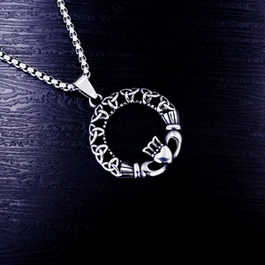 Vintage Edelstahl Claddagh Krone Anhänger Halskette mit keltischem Knoten auf Holz